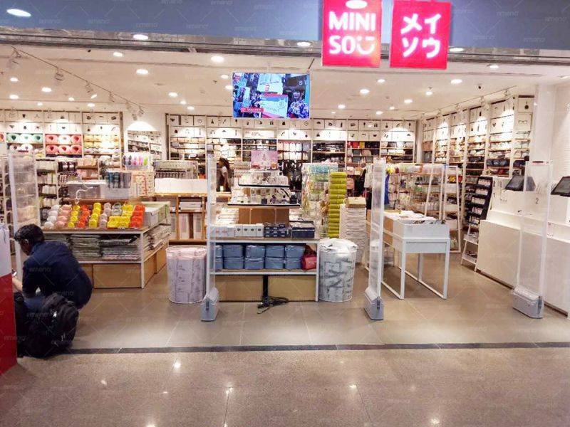 MINISO बुटीक ने CuboM AM7806 सुरक्षा द्वार स्थापित किया है