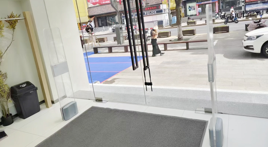 एएम और आरएफआईडी दोहरी आवृत्ति: कपड़ा खुदरा उद्योग के लिए बुद्धिमान सुरक्षा।